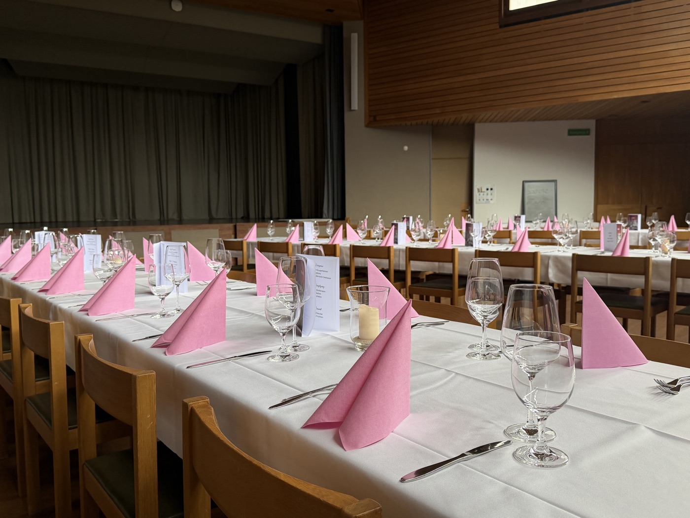 Gedeckte Festtafel im Zentrum