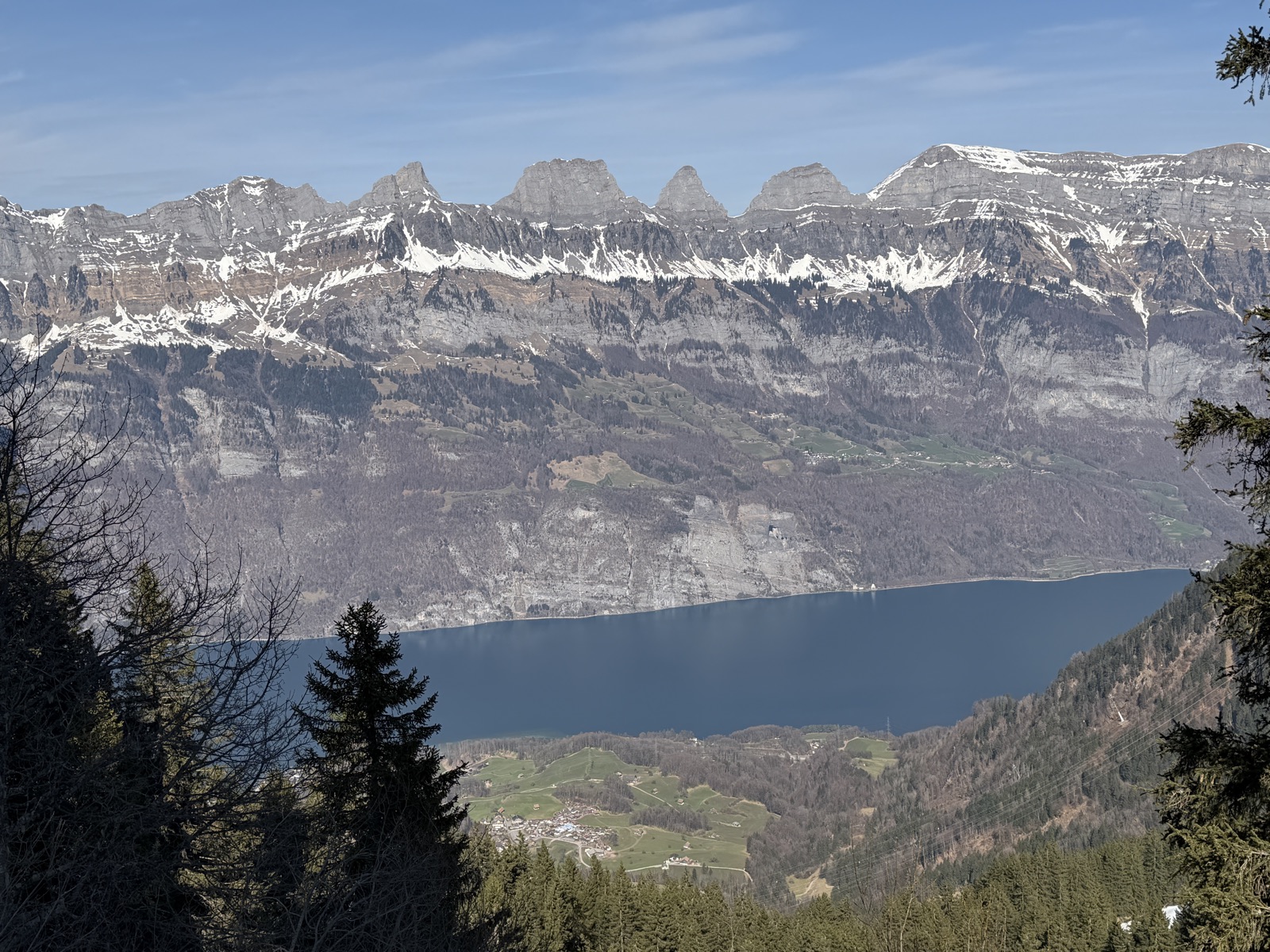 Blick über den Walensee zu den Churfirsten
