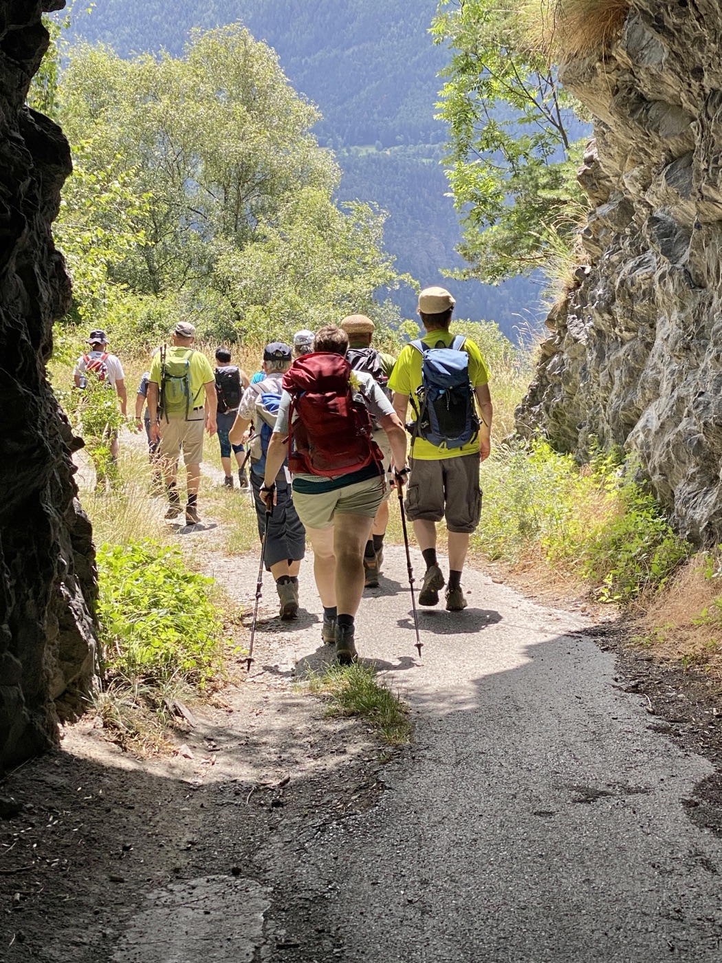 Wandergruppe auf einem Weg im Wallis