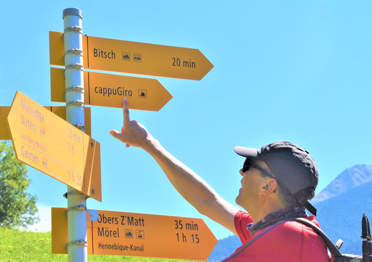 Roland Eigenmann an einem Wegweiser im Wallis